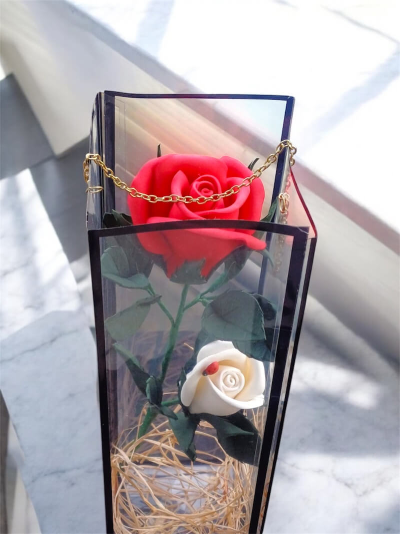 Zincir Kutulu Eva Kırmızı Beyaz Gül