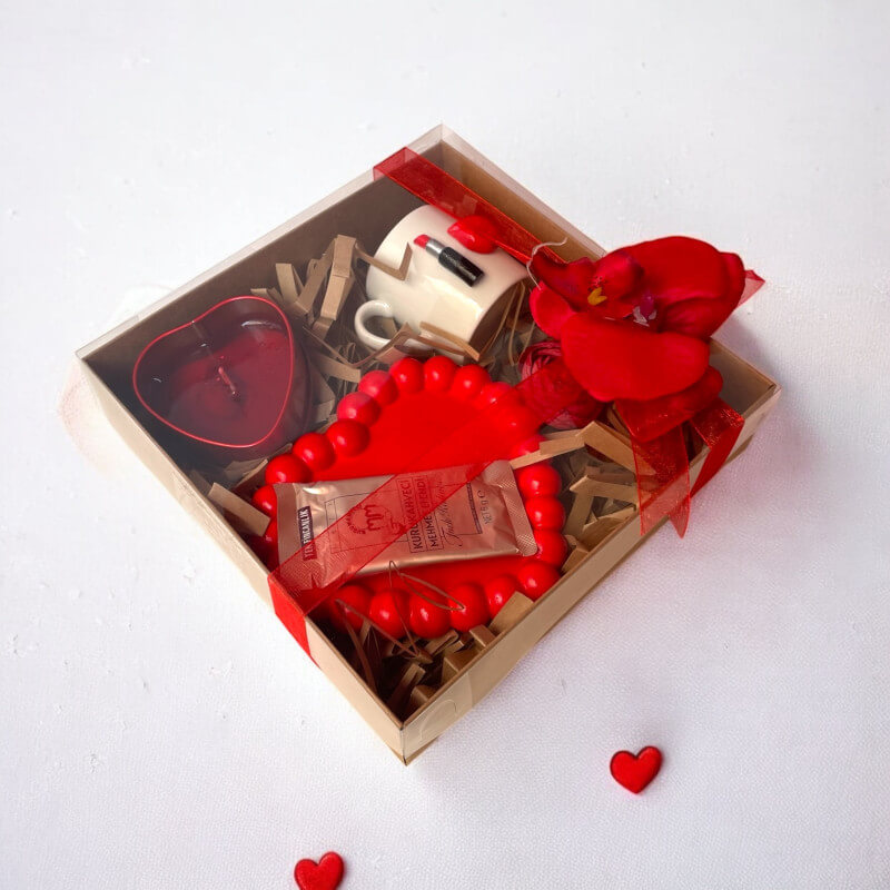 Kırmızı Kalp Rujlu Fincan ve Kalp Mum Set