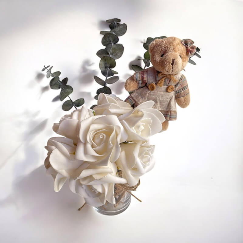 Cam Vazoda Ayıcıklı Beyaz Eva Gül Okaliptüs