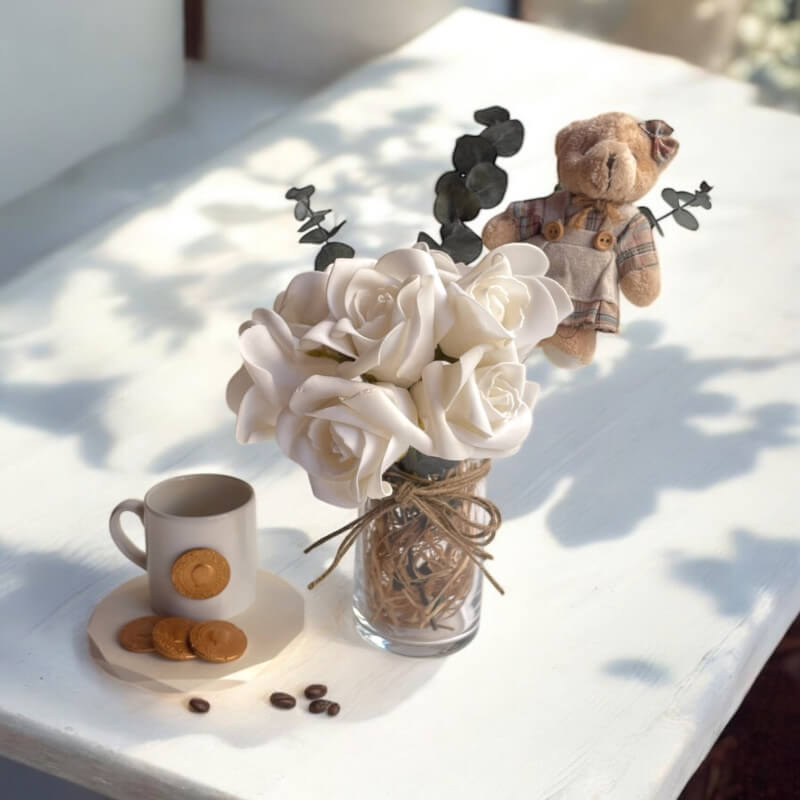 Cam Vazoda Ayıcıklı Beyaz Eva Gül Okaliptüs