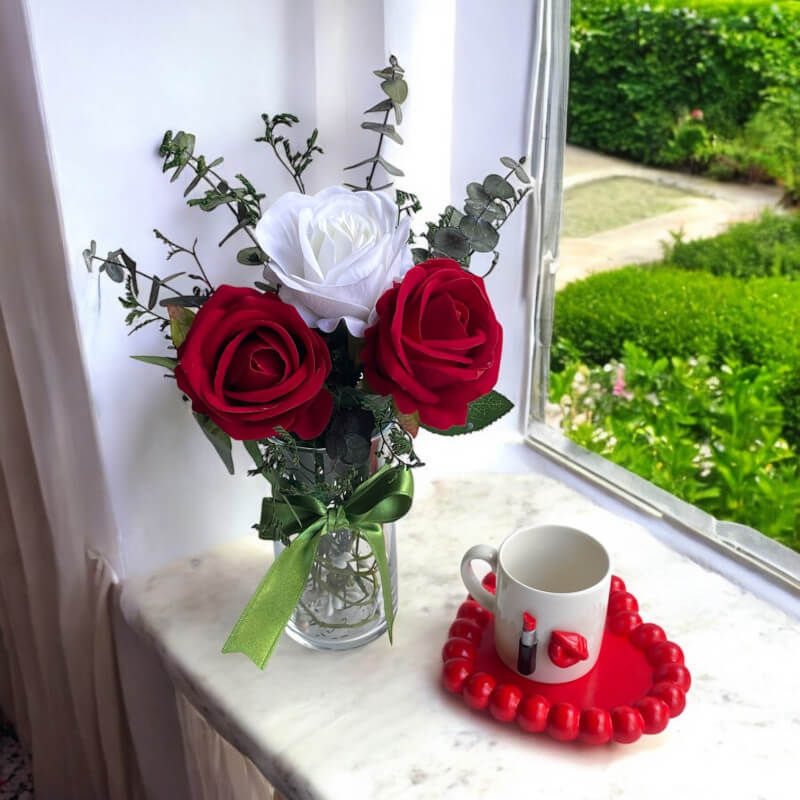 Cam Vazoda 3 Solmayan Kırmızı Beyaz Gül