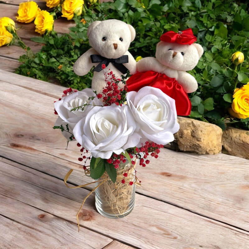 Cam Vazoda Solmayan Beyaz Gül Ayıcık Aranjman