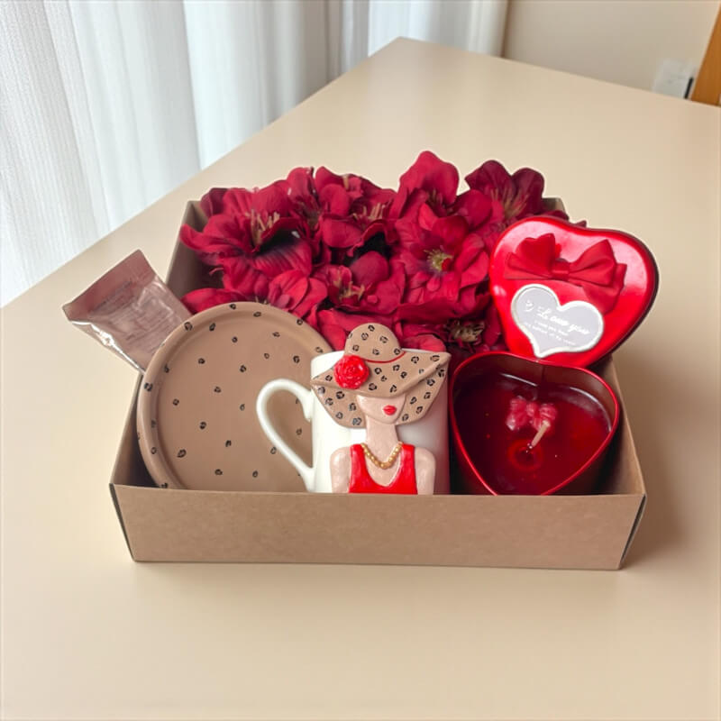 Şapkalı Kız Fincan Mum Çiçek Set