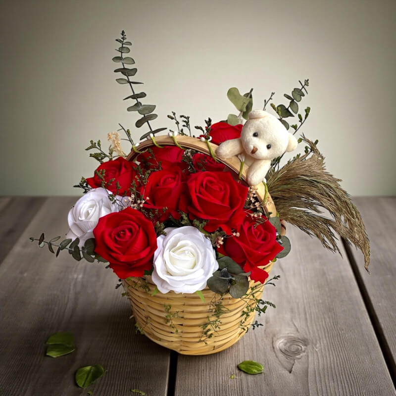 Hasır Sepette Güller ve Ayıcık Aranjman